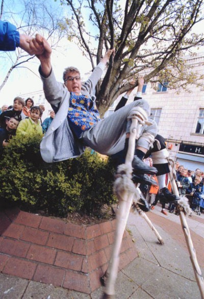 Stilt-walkers over the crowd
